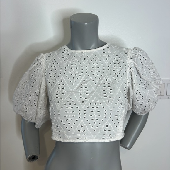 Bershka Tops - Gorgeous Bershka White Puff Sleeve Eyelet Crop Top❤️M